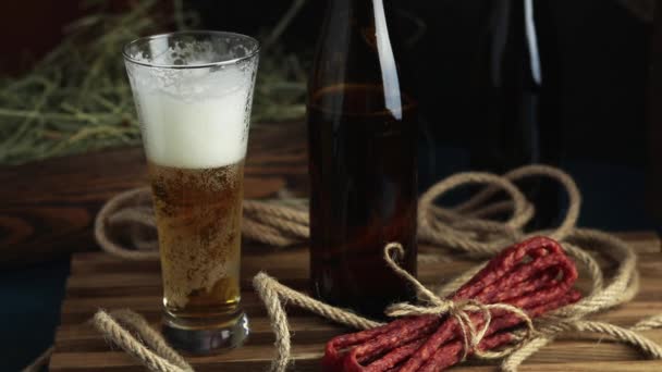 Craft Beer Trinkglas Neben Würstchen Kabanosi Holzkiste Über Frischem Heu — Stockvideo