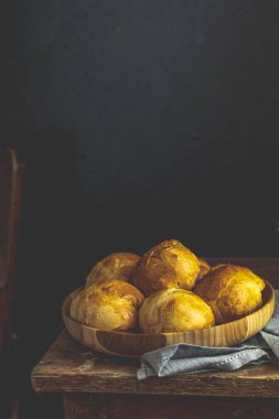 Mutlu Paskalya tebrik kartı ile ev yapımı çörekler