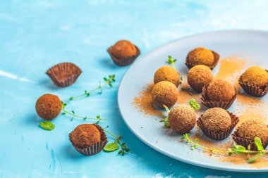 Kakao topları, el yapımı çikolata kek içinde mavi bir tepsi topları.