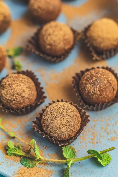 Kakaobällchen, handgemachte Schokoladenkuchen in einem blauen Tablett — Stockfoto