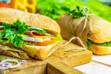 Sandviç jambon, domates, peynir, biber, soğan ve salata ile 