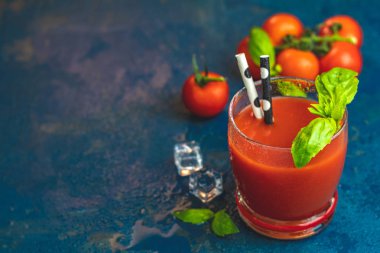 Lezzetli domates bloody mary üzerinde koyu mavi beton tabl kokteyl