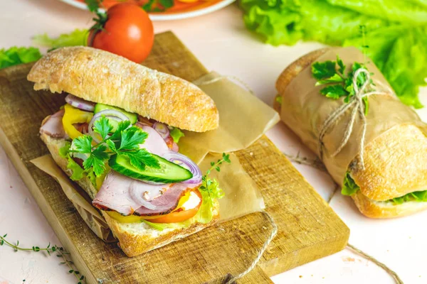 Sanduíche com presunto, tomate, queijo, pimenta, cebola e salada — Fotografia de Stock