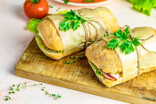 Бутерброд з шинкою, помідорами, сиром, перцем, цибулею та салатом — стокове фото