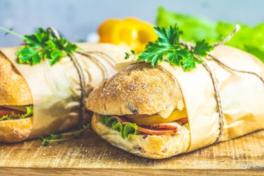 Sandviç jambon, domates, peynir, biber, soğan ve salata ile
