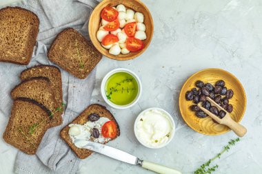 Kepekli ekmek, peynir, mozzarella, çam fıstığı ve kurutulmuş zeytin