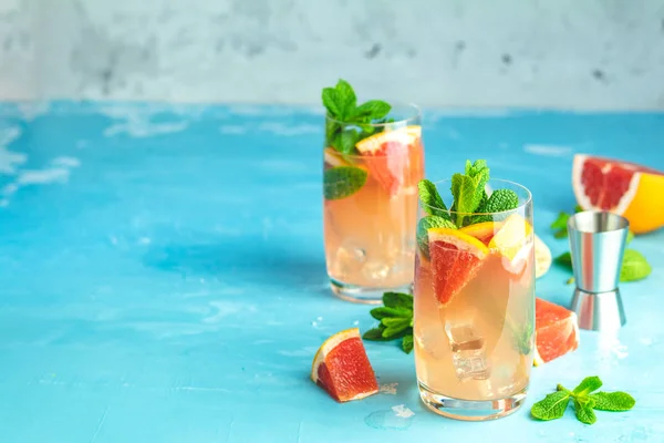 Bebida refrescante de toranja com gelo — Fotografia de Stock