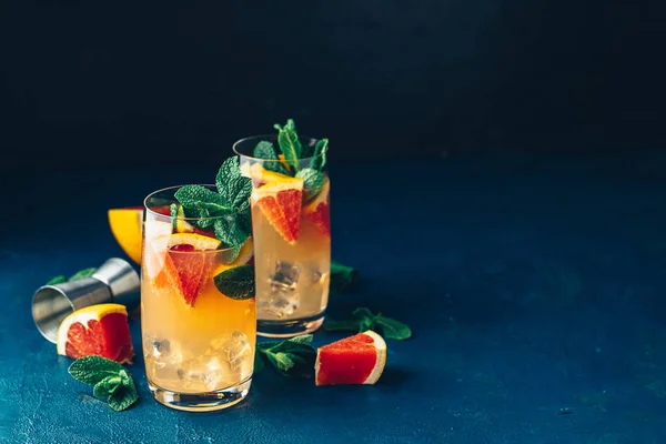 Grapefruity gin tonic koktejl na tmavý podklad — Stock fotografie