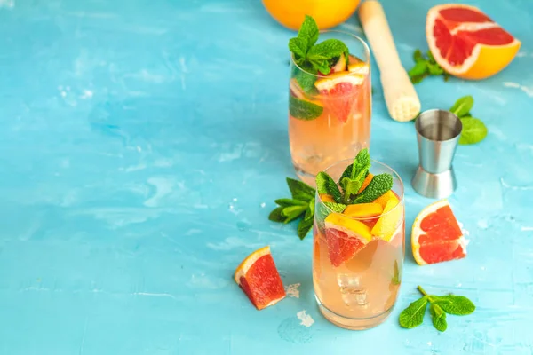 Bebida refrescante de toranja com gelo — Fotografia de Stock