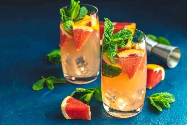 Grapefruity a máty gin tonic nápoj — Stock fotografie