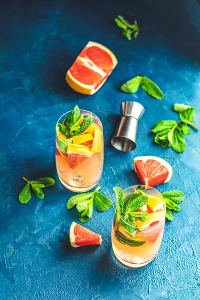 Grapefruity gin tonic koktejl na tmavý podklad — Stock fotografie