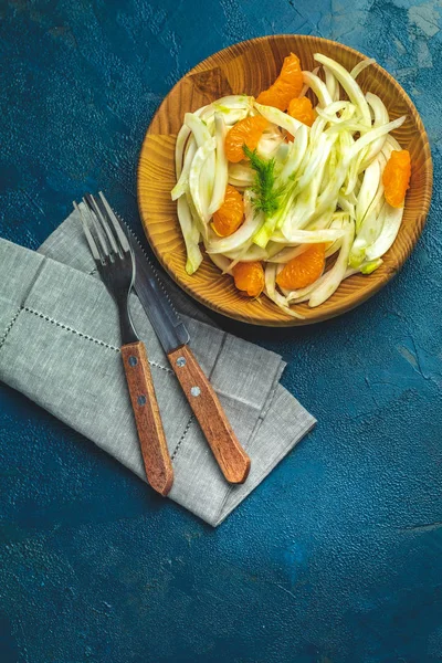Fenykl a oranžové citrusové salát na dřevěné desce mezi ingredien — Stock fotografie