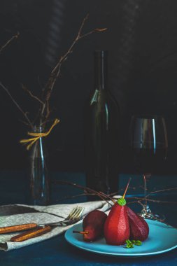 Kırmızı şarap veya nar suyu armut Komposto