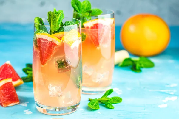 柚子和新鲜薄荷鸡尾酒与果汁 — 图库照片
