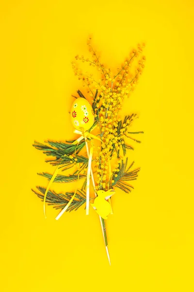 Bonne carte de vœux de Pâques avec mimosa — Photo