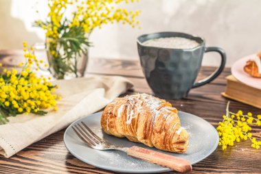 Avrupa tarzı geleneksel kahvaltı croissants ve kahve ile