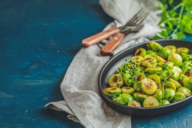 Lezzetli kızarmış Brüksel lahanası ile siyah plaka