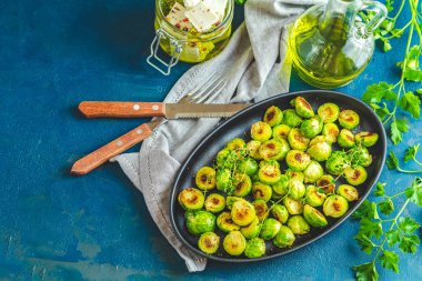 Lezzetli kızarmış Brüksel lahanası ile siyah plaka