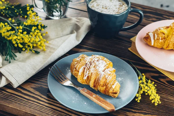 Traditionelles kontinentales Frühstück mit Croissants und Kaffee — Stockfoto