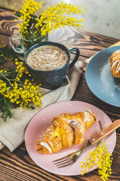 Frühstück mit Croissants, Kaffee und Silberwatte — Stockfoto