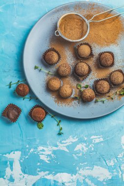 içinde mavi bir tepsi kekleri el yapımı çikolata topları