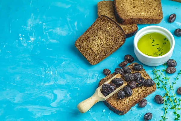 Traditionella grekiska italienska förrätt torkade svarta oliver — Stockfoto