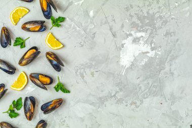 deniz ürünleri midye maydanoz ve limon ile