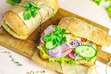 Jambon, domates, peynir, biber, oni ile İtalyan porchetta sandviç