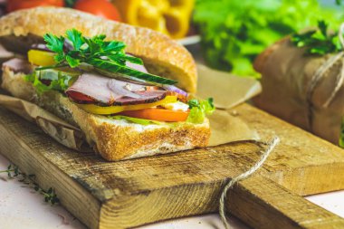 Jambon, domates, peynir, biber, oni ile İtalyan porchetta sandviç