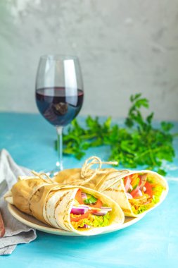 Şarap ile geleneksel Orta Doğu aperatif servis.