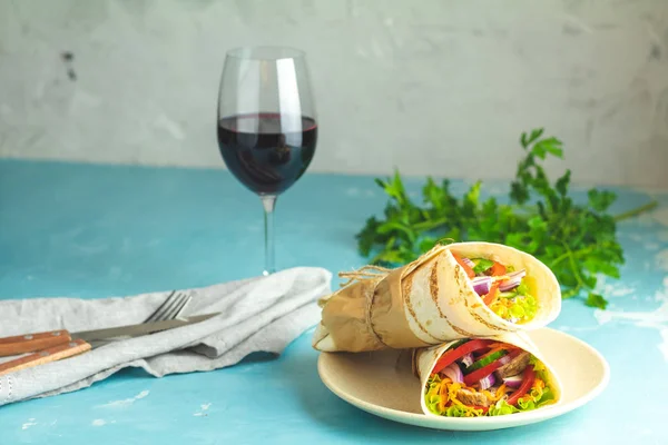 Şarap ile geleneksel Orta Doğu aperatif servis.