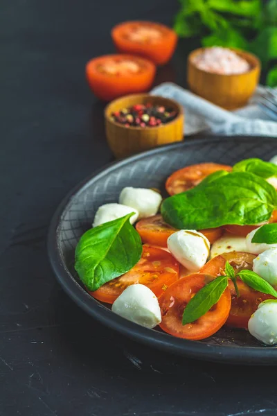 Insalata caprese italiana in piatto di ceramica nera — Foto Stock