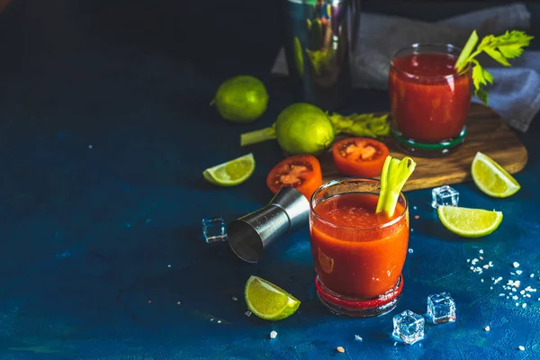 Coquetel Bloody Mary em copos de bebida de porção — Fotografia de Stock