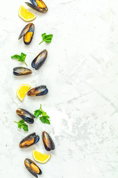 Zeevruchten mosselen met citroen en peterselie — Stockfoto