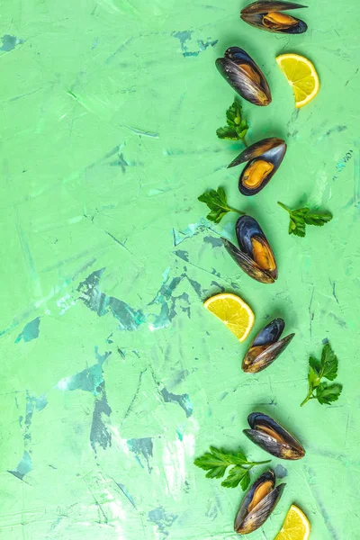 Zeevruchten mosselen met citroen en peterselie op groene beton tafel s — Stockfoto