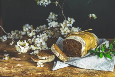 Dilimlenmiş taze pişmiş çavdar el yapımı ekmekler