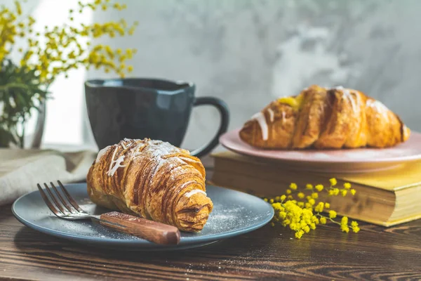 Traditionelles kontinentales Frühstück mit Croissants und Kaffee — Stockfoto