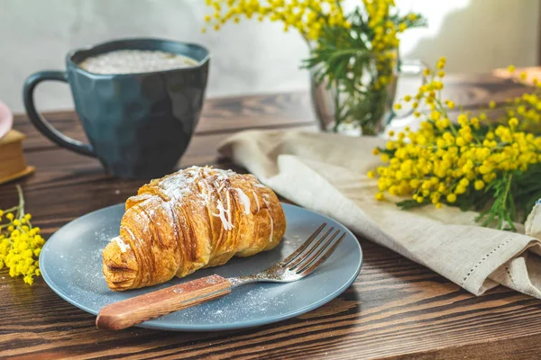 Traditionelles kontinentales Frühstück mit Croissants und Kaffee — Stockfoto