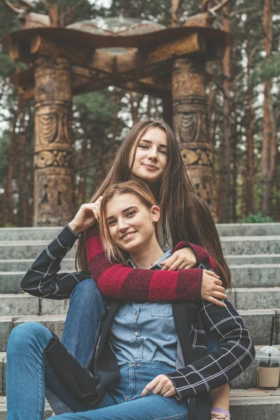 Δύο χαριτωμένες όμορφες νεαρές γυναίκες χαλάρωση στο πάρκο — Φωτογραφία Αρχείου