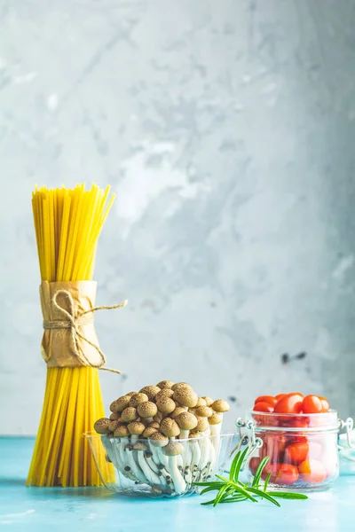Spagetti, shimeji gomba, olívaolaj, rózsaszín só — Stock Fotó