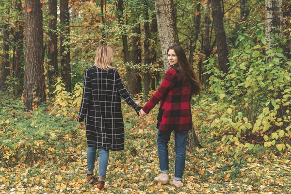 Duas belas mulheres bonitas caminhando pedestre — Fotografia de Stock