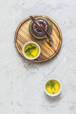 Cam çaydanlık ve seramik tencere. Sağlıklı yaşam ve rahatlama kibir