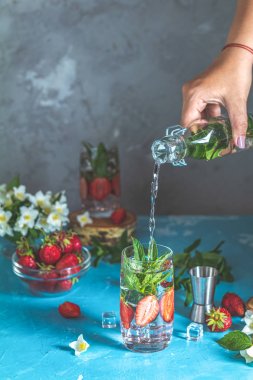Highball bardakçilek ve nane ile detoks infüzyon su