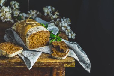 Dilimlenmiş taze pişmiş çavdar el yapımı ekmekler