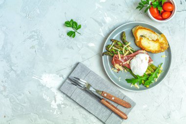 Yeşil kuşkonmamış ve haşlanmış yumurtalı yumurta