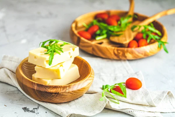 Queijo, tomate e rúcula nas placas de madeira — Fotografia de Stock