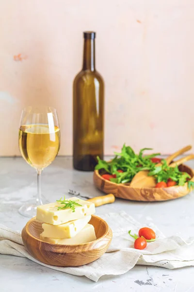 Formaggio, pomodori e rucola sui piatti di legno — Foto Stock