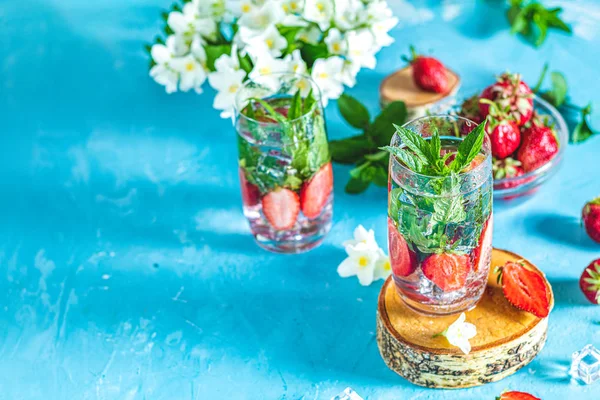 Agua infundida de desintoxicación con fresa y menta — Foto de Stock