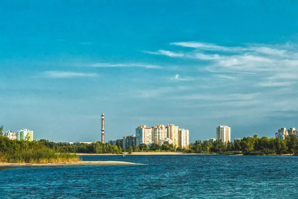 Stadtansichten und Skyline bei klarem blauen Himmel vom Fluss aus zu sehen — Stockfoto