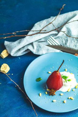 Geleneksel tatlı armut kırmızı şarapta ihtiva eder.